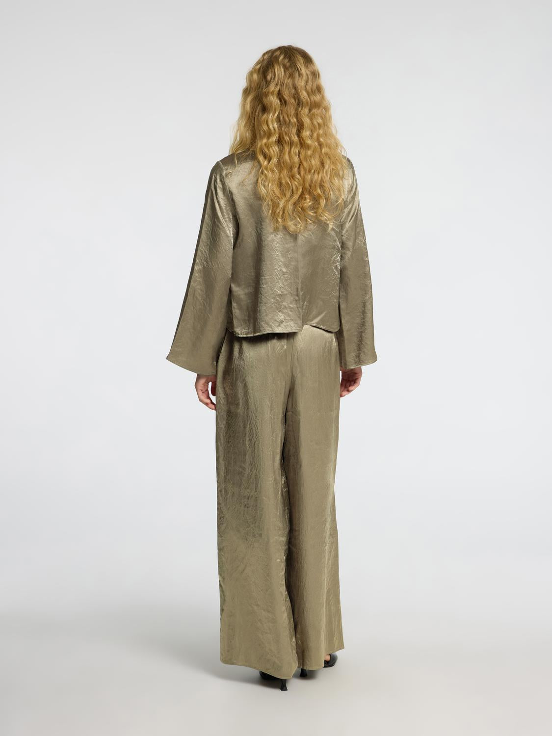 model_shot-back