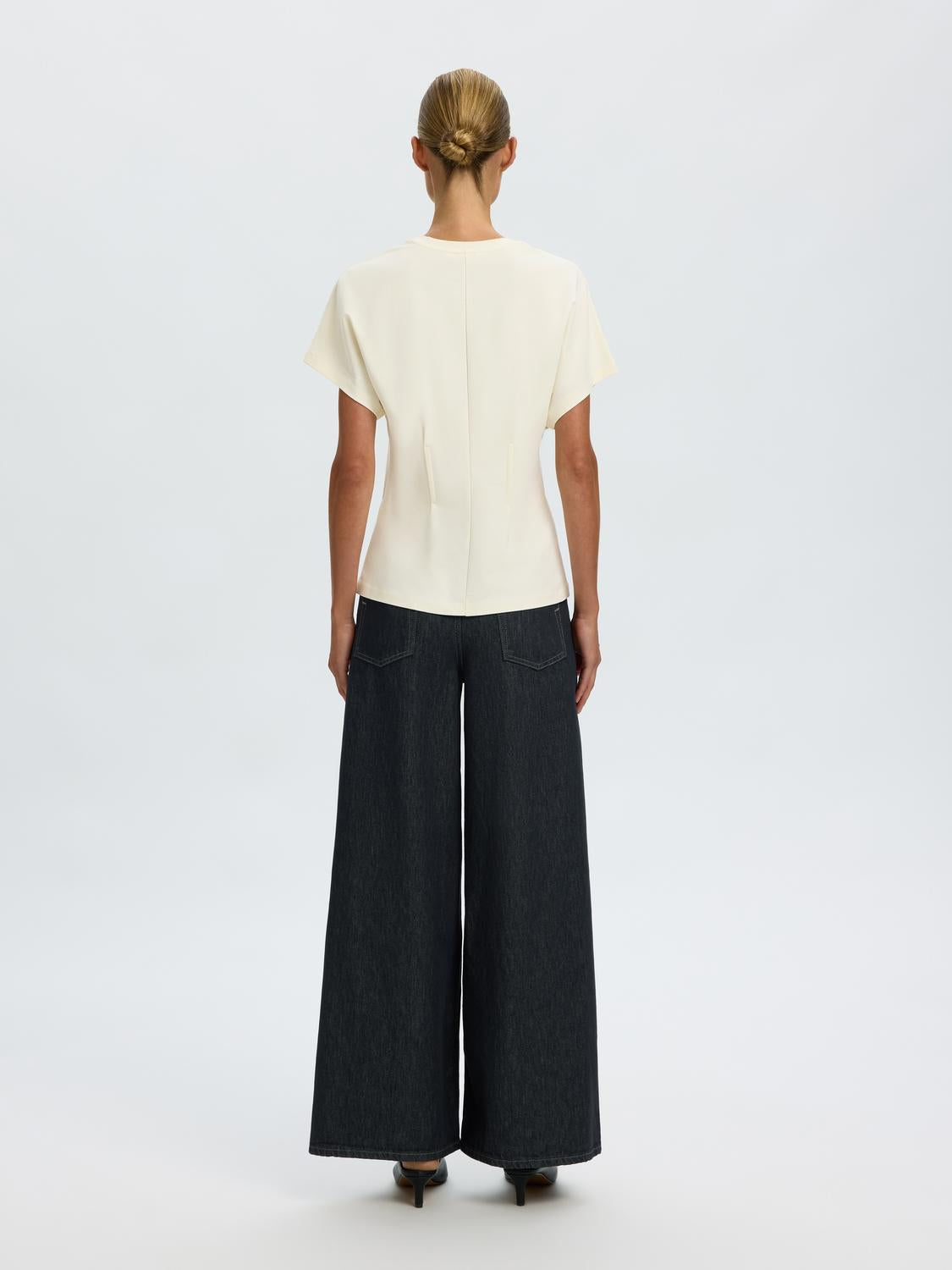 model_shot-back