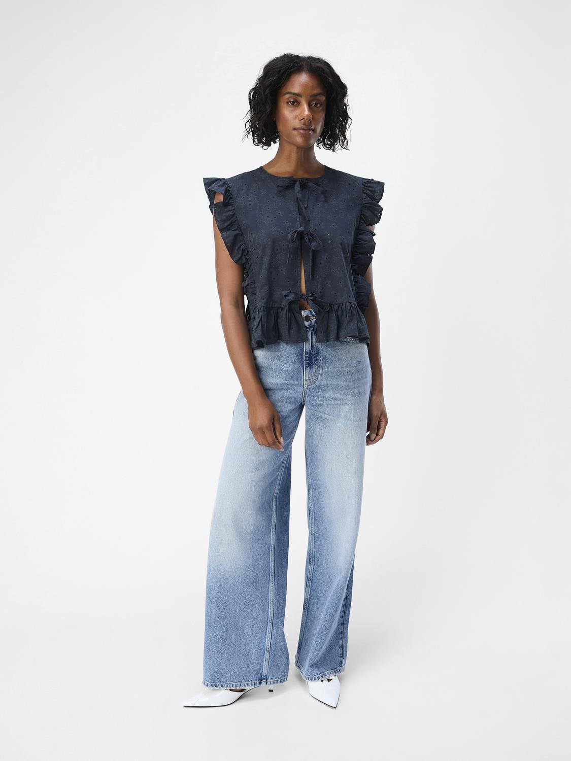 model_shot-front_full
