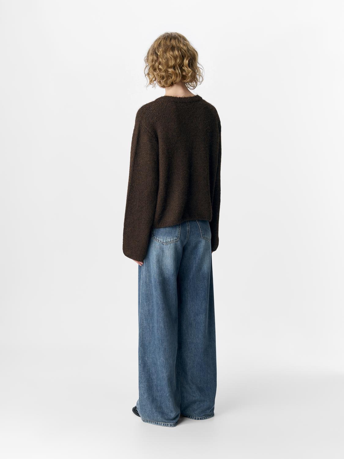 model_shot-back