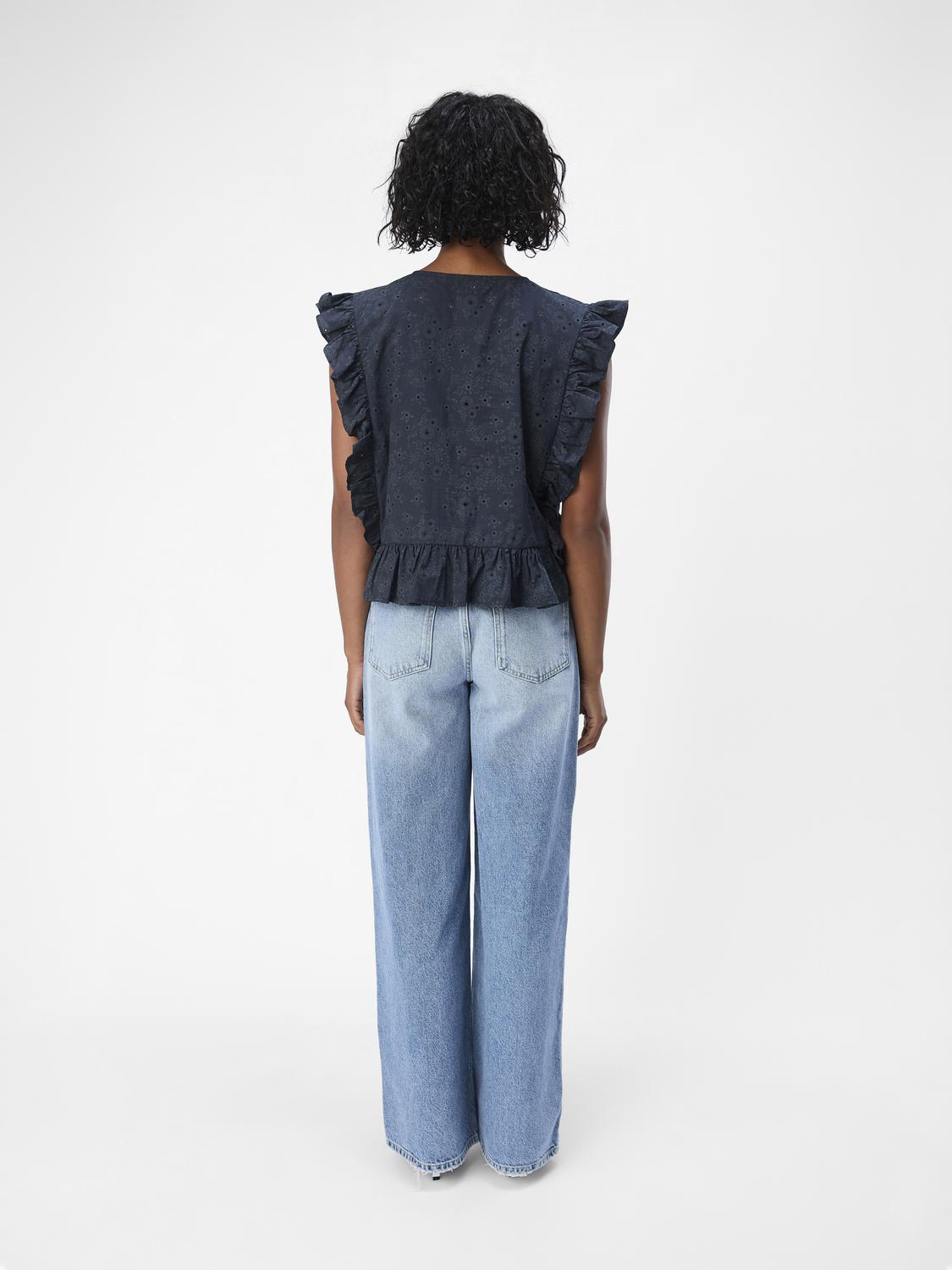 model_shot-back