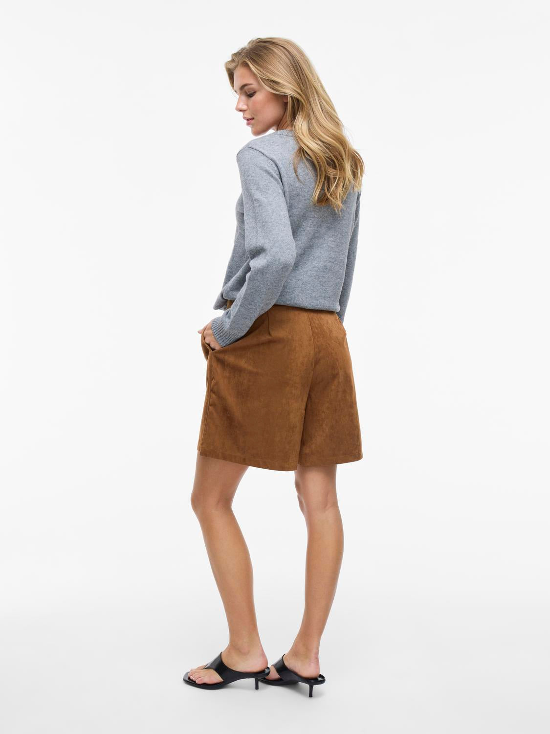 model_shot-back