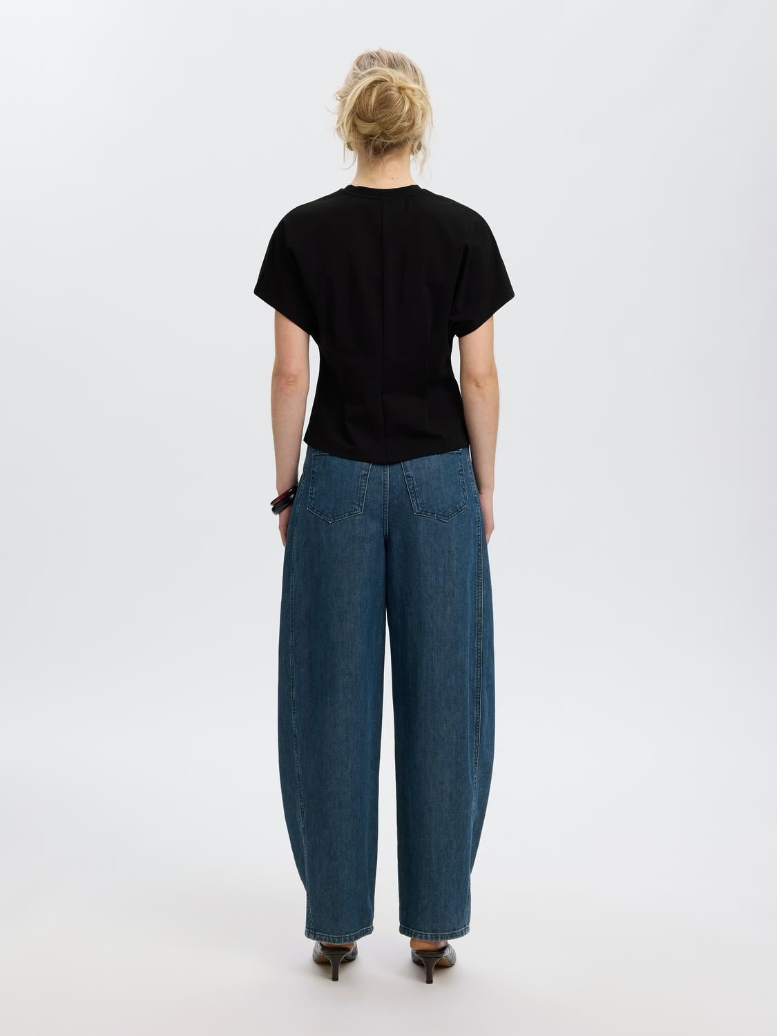 model_shot-back