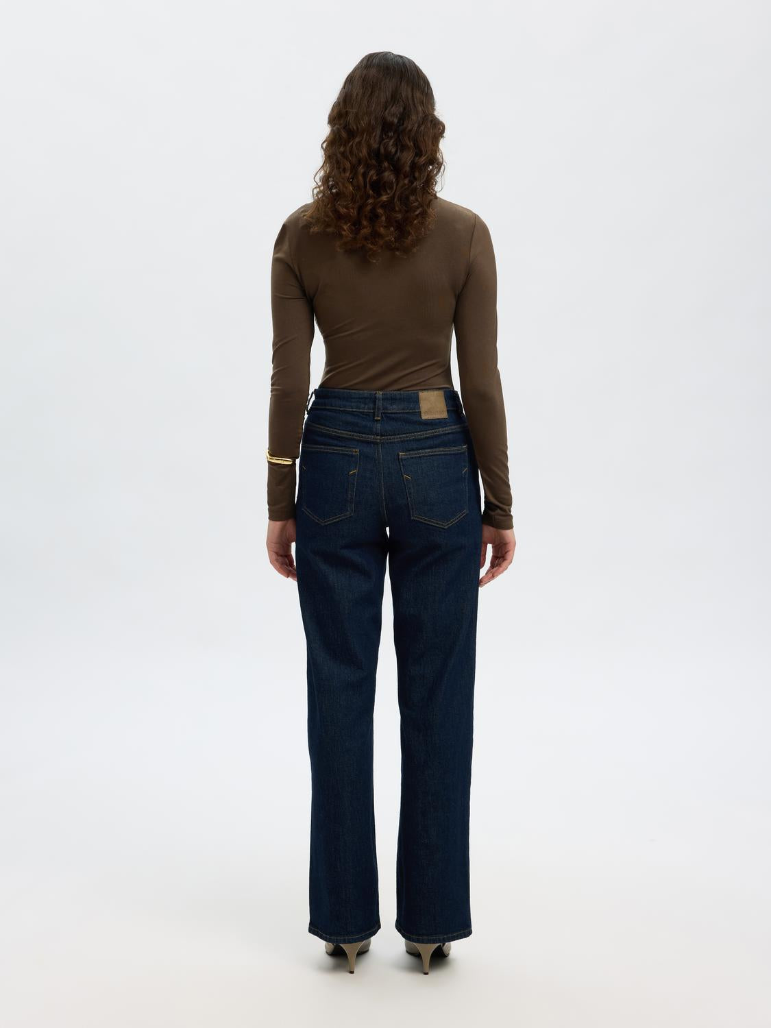 model_shot-back