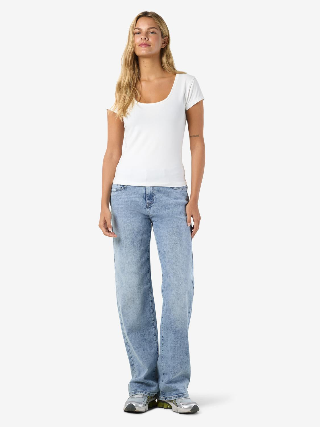 model_shot-front