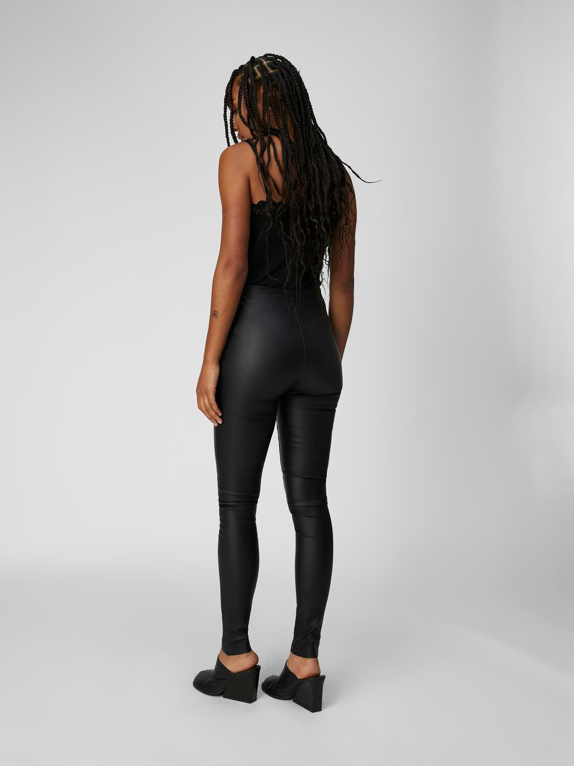 model_shot-back