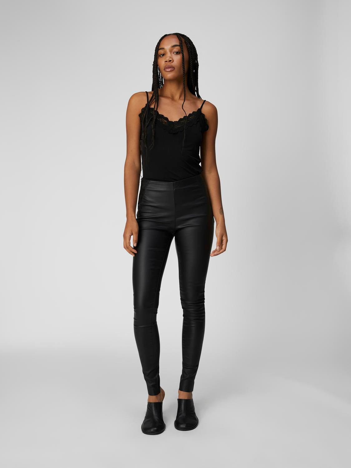 model_shot-front_full