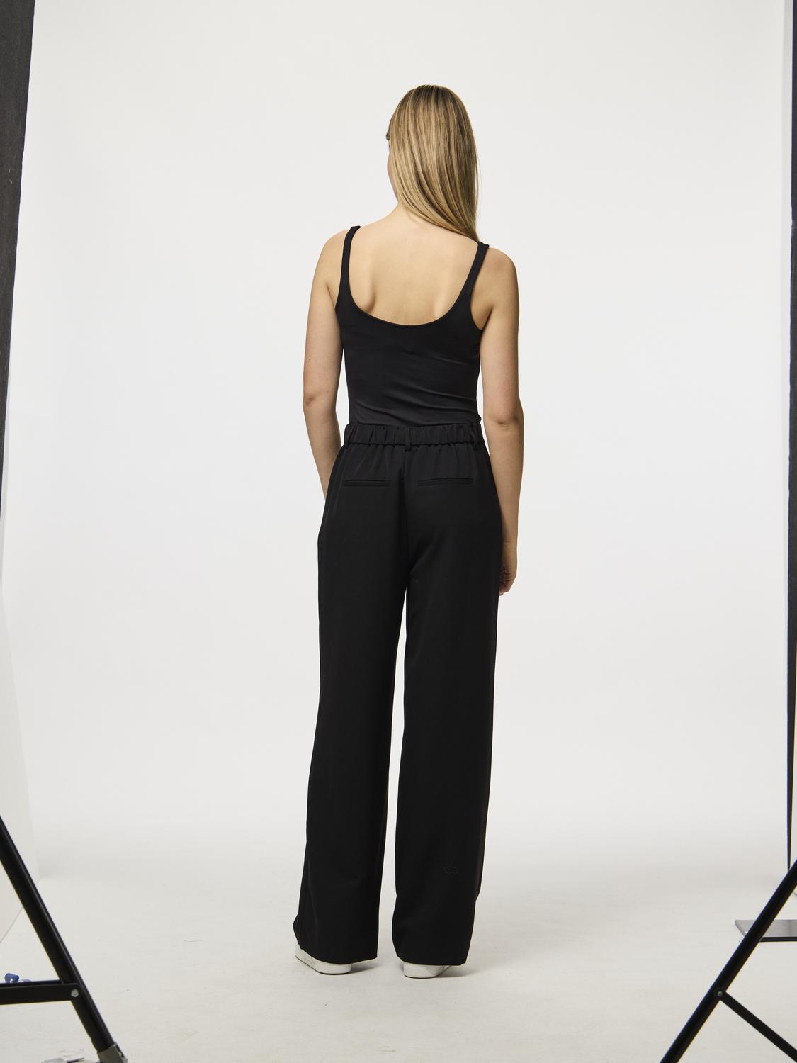 model_shot-back