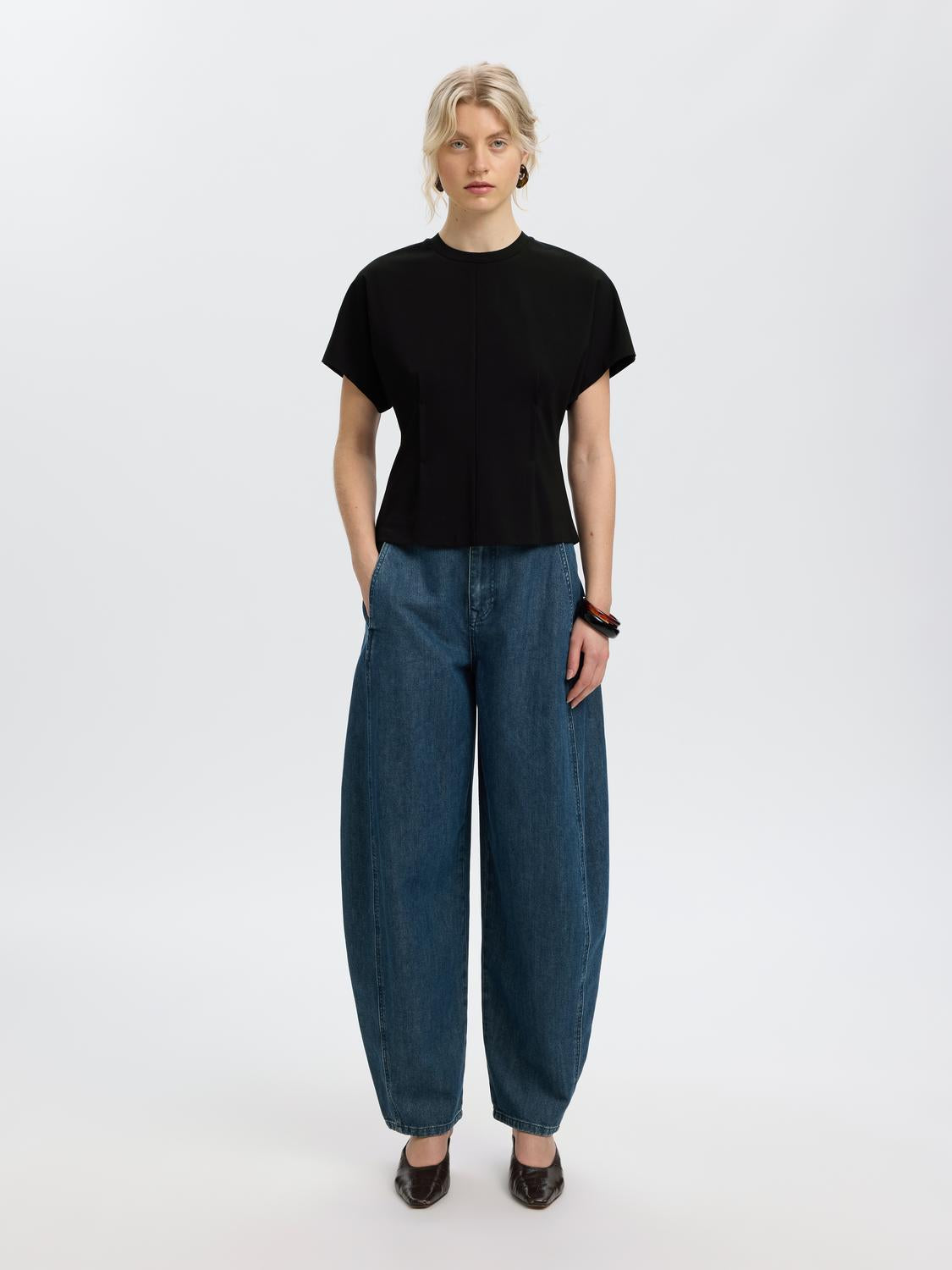 model_shot-front_full